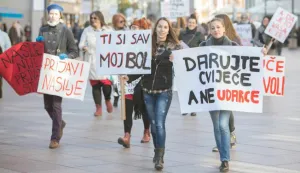 25.11.2015. Rijeka - Povodom Medunarodnog dana borbe protiv nasilja nad zenama tocno u ponde na rijeckom Korzu odrzan je polusatni tihi prosvjed na kojem su aktivistice i aktivisti jasno porucili NE nasilju prema zenama.Photo: Nel Pavletic/PIXSELL------4 stupca colornovosit
