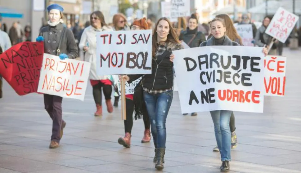 25.11.2015. Rijeka - Povodom Medunarodnog dana borbe protiv nasilja nad zenama tocno u ponde na rijeckom Korzu odrzan je polusatni tihi prosvjed na kojem su aktivistice i aktivisti jasno porucili NE nasilju prema zenama.Photo: Nel Pavletic/PIXSELL------4 stupca colornovosit