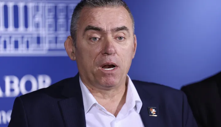 Zagreb, 24.09.2025 - Konferencija za medije Kluba zastupnika Domovinskog pokreta na kojoj su Stipo Mlinarić i Ivica Kukavica govorili o svinjskoj kugi Baranji. Na slici Stipo Mlinarić.foto HINA/ Damir SENČAR/ ds