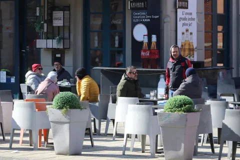 Osijek, 21. 02. 2025, Županijska ulica, terasa kafića, najhrabriji gosti koriste sunčano vrijeme. Slobodnjak, ilustracijasnimio GOJKO MITIĆ