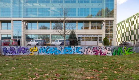 Grafit "Razlike su neizbježne. Nasilje nije." kao rezultat kampanje Nansen Dijalog Centra, 25.11.2025.Foto: Mario Miloloza/ustupljeno