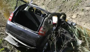 Vinkovci, 14.04. 2007 - Uslijed slijetanja osobnog vozila njemačkih registracijskih oznaka u odvodni kanal uz sjeverni trak autoceste Zagreb-Lipovac, na dionici od Lipovca do upanje, smrtno su stradale dvije osobe, potvrdila je danas vukovarsko- srijemska policija.foto FaH