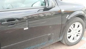 Na parkiralištu trgovačkog centra u Osijeku izgreban automobil