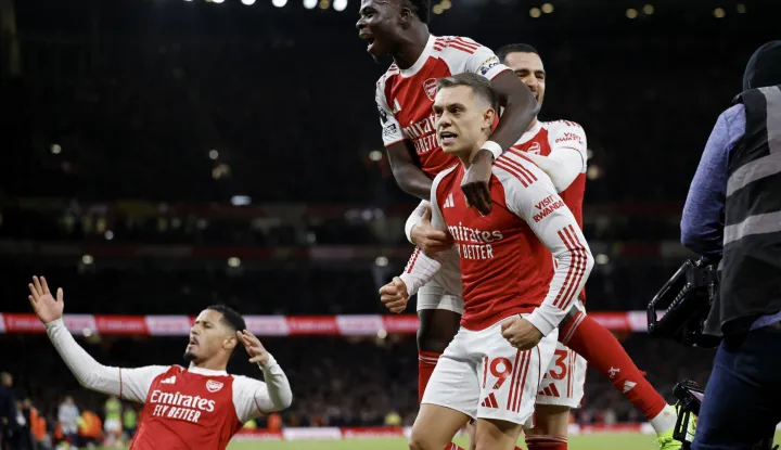 epa12544615 Leandro Trossard (C) of Arsenal celebrates with teammates after scoring the 1-0 goal during the English Premier League match between Arsenal and Tottenham Hotspur in London, Britain, 23 November 2025. EPA/TOLGA AKMEN EDITORIAL USE ONLY. No use with unauthorized audio, video, data, fixture lists, club/league logos, 'live' services or NFTs. Online in-match use limited to 120 images, no video emulation. No use in betting, games or single club/league/player publications.