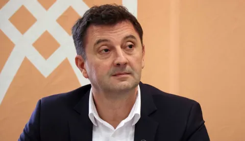 MOSTAR, 26. studenoga 2025. (Hina) - Ispred obiteljske kuće u noći na srijedu zapaljeno je službeno vozilo koje koristi gradonačelnik Mostara Mario Kordić (HDZ BiH) koji je u prvom reagiranju istaknuo da će zatražiti policijsku zaštitu nakon vrhunca 'kampanje mržnje' koja se vodi protiv njega mjesecima. 