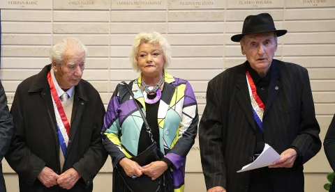 Osijek, 24. 10. 2024., 3. gimnazija, svečano obilježavanje, ugradnja memorijalne pločice s imenom - Helena Sablić Tomić, Družba "Braća Hrvatskog Zmaja", Andrija Mutnjaković; Helena Sablić Tomić; Antun TucakSNIMIO BRUNO JOBST