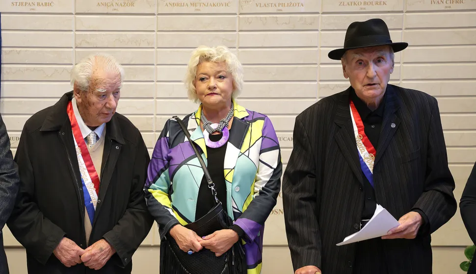 Osijek, 24. 10. 2024., 3. gimnazija, svečano obilježavanje, ugradnja memorijalne pločice s imenom - Helena Sablić Tomić, Družba "Braća Hrvatskog Zmaja", Andrija Mutnjaković; Helena Sablić Tomić; Antun TucakSNIMIO BRUNO JOBST