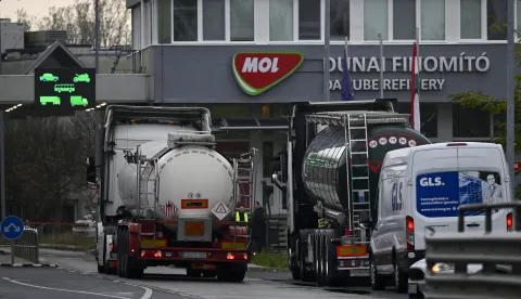 epa12469640 The entrance of Hungarian oil giant MOL's refinery in Szazhalombatta, Hungary, 21 October 2025. MOL confirmed that the fire, which broke out on the night of 20 October, was localized. No injuries were reported, and the exact cause of the accident is under investigation. EPA/Robert Hegedus HUNGARY OUT