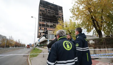 Zagreb, 19.11.2025. - Inženjeri i statičari kod Vjesnikovog nebodera. U Vjesnikovom neboderu na Slavonskoj aveniji požar je izbio u ponedjeljak malo prije ponoći. foto HINA/ Lana SLIVAR DOMINIĆ/ ml