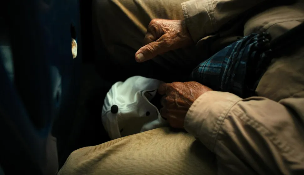 stariji, stari, tuga, nasilje