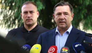 Osijek, 23. 09. 2025, Dvorište Županijske 4, press na temu: Treći nacionalni sastanak Nacionalnog kriznog stožera za kontrolu i suzbijanje afričke svinjske kuge na području Republike Hrvatske, epidemiološka situacija zbog afričke svinjske kuge na objektima na području OBŽ i Vukovarsko - srijemske županije. Ministrar poljoprivrede i ribarstva David Vlajčić i Andrija Mikulić, glavni državni inspektor.snimio GOJKO MITIĆ