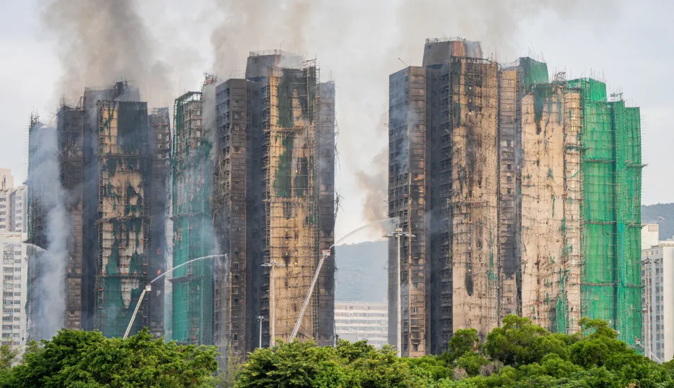 epaselect epa12551665 Smoke billows from an apartment fire in the Tai Po district of Hong Kong, China, 27 November 2025. The fire, which started on 26 November, has killed at least 44 people, and left 279 missing. EPA/LEUNG MAN HEI