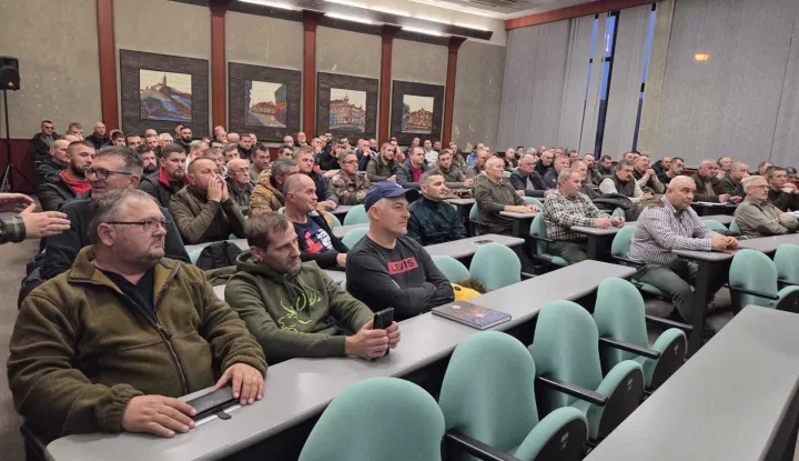 VINKOVCIU Vinkovcima je održana edukativna radionica o novim elektroničkim dopuštenjima za lov i digitalnim zapisnicima o obavljenom lovu u sustavu Središnje lovne evidencije. Riječ je o značajnom iskoraku u digitalizaciji lovstva, budući da od 1. travnja 2026. godine papirnata izdavanja lovnih dopuštenja odlaze u povijest jer će se sva dokumentacija ubuduće voditi isključivo elektronički.studeni 2025.