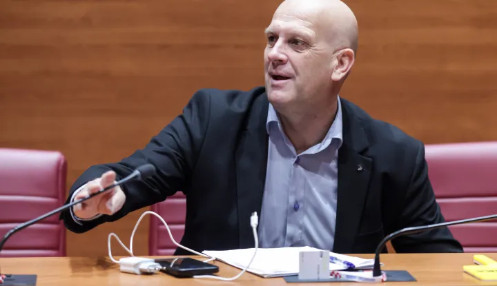 Zagreb, 26.11.2025.- Nastavak 8. sjednice Hrvatskog sabora koja je započela raspravom o Konačnom prijedlogu zakona o izmjenama i dopunama Zakona o mjerama ograničavanja, hitni postupak, prvo i drugo čitanje. Na fotografiji Ivica Kukavica.foto HINA/ Admir BULJUBAŠIĆ/ abu