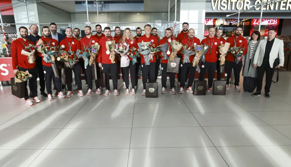 Velika Gorica, 28.11.2025. - Svečani doček hrvatske rukometne reprezentacije gluhih i bacačice koplja Laure Štefanac u Zračnoj luci Franjo Tuđman. Rukometaši i Laura Štefanac su u Tokiju osvojili zlatne medalje na Olimpijskim igrama gluhih. foto HINA/ Lana SLIVAR DOMINIĆ/ lsd