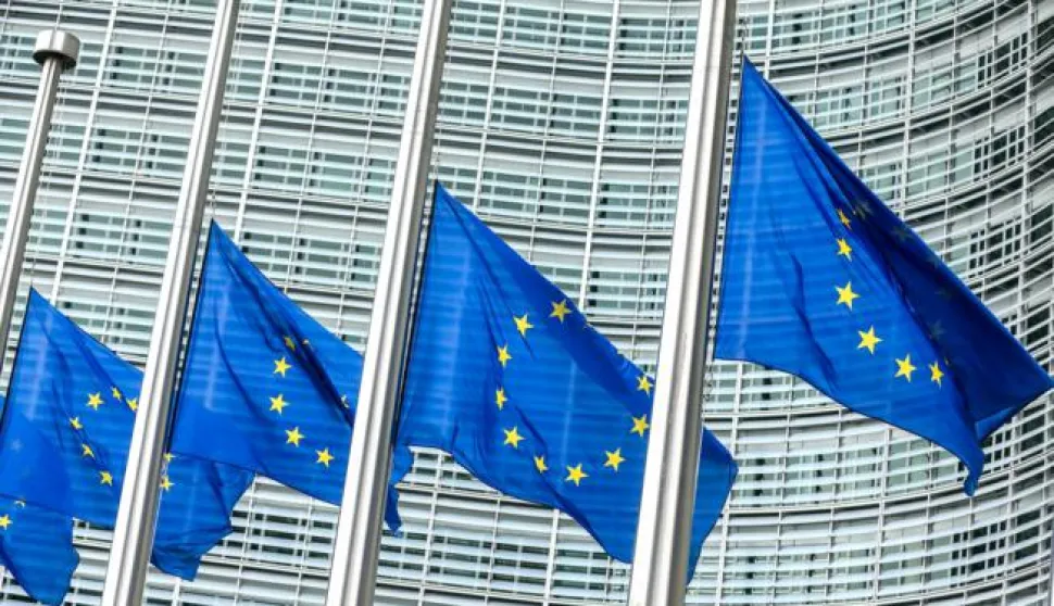 epa05900811 European Union flags fly at half-mast in honour of the victims of the 07 April terrorist attack in central Stockholm, in front of the European Commission building in Brussels, Belgium, 10 April 2017. A hijacked beer truck ploughed into pedestrians on Drottninggatan in the Swedish capital and crashed into a department store, killing four people, injuring 15 others late 07 April 2017. EPA/STEPHANIE LECOCQ