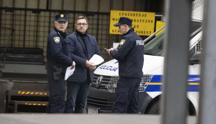 Zagreb, 28.11.2025 - Bivši glavni državni inspektor Andrija Mikulić nakon razrješenja s dužnosti i uhićenja zbog sumnje u korupciju očekuje ga ispitivanje u Uskoku koji potom treba odlučiti hoće li protiv njega i suoptuženika pokrenuti istragu i zatražiti istražni zatvor. Na fotografiji Andrija Mikulić.foto HINA/ Daniel KASAP/ dk