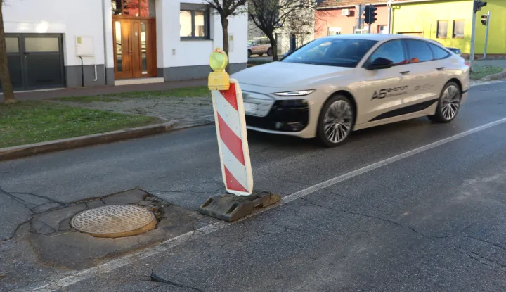 Osijek, 29. 12. 2025, Ulica Adama Reisnera u Osijeku, je devastirana zahvaljujući mnogobrojnim i dugotrajnim radovima u centru je zahvaljujući preusmeravanju prometa u nju devastirana do neprepoznatljivosti. Jedna od gorijih dionica je između Ulice Sv. Ane i Dubrovačke... Najnovije je da je gotovo u križanju propao &scaron;aht.snimio GOJKO MITIĆ