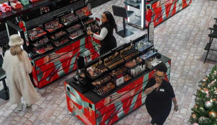 epa12555012 People shop in the early hours of the morning as Black Friday sales begin in New York, New York, USA, 28 November 2025. Shoppers crowd stores across the city, seeking deals on everything from electronics to clothing as retailers launch the holiday shopping season with major discounts. EPA/OLGA FEDOROVA
