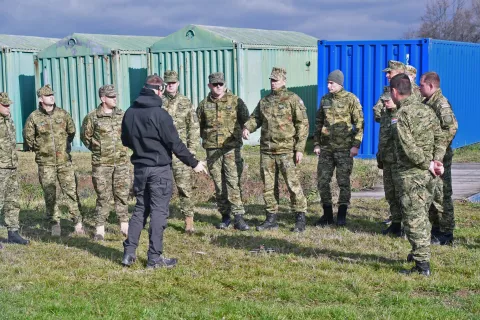 Početak provođenja temeljnog vojnog osposobljavanja podrazumijeva niz pripremnih aktivnosti kako bi sve bilo spremno za prihvat i neometan tijek obuke ročnika u vojarnama u Požegi, Slunju i Kninu.Radi što kvalitetnije i sadržajnije provedbe temeljnog vojnog osposobljavanja za instruktore Bojne za temeljnu vojnu obuku, koji će obučavati buduće ročnike na temeljnom vojnom osposobljavanju, provedena je obuka iz područja bliske borbe – samoobrane Krav Maga i radionica upotrebe simulatora za FPV dron (First Person View).