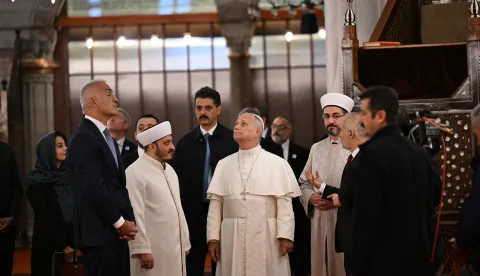 epa12556356 Pope Leo XIV (C) visits the Sultan Ahmed Mosque, commonly known as the Blue Mosque, in Istanbul, Turkey, 29 November 2025. Pope Leo XIV is on his first apostolic journey outside Italy since his election as pontiff, visiting Turkey and Lebanon from 27 November to 02 December. EPA/STRINGER