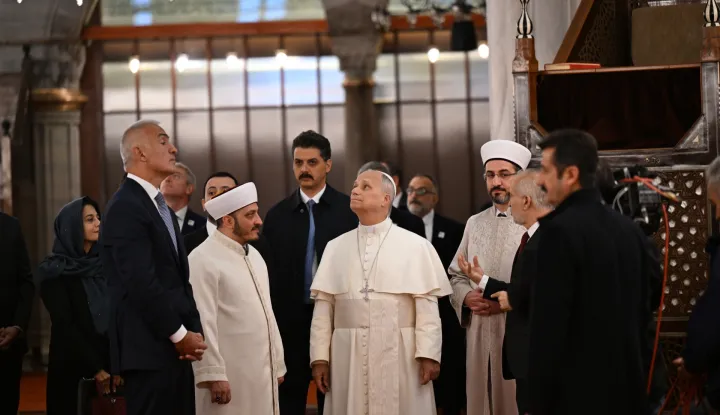 epa12556356 Pope Leo XIV (C) visits the Sultan Ahmed Mosque, commonly known as the Blue Mosque, in Istanbul, Turkey, 29 November 2025. Pope Leo XIV is on his first apostolic journey outside Italy since his election as pontiff, visiting Turkey and Lebanon from 27 November to 02 December. EPA/STRINGER