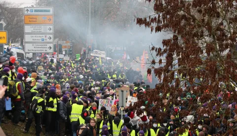 BERLIN, 29. studenoga 2025. (Hina) - Osnivački kongres nove organizacije podmlatka desno-populističke Alternative za Njemačku (AfD) u zapadnonjemačkom Giessenu u subotu počeo je s nekoliko sati zakašnjenja zbog blokada prilaza mjestu održavanja koje su organizirali protivnici AfD-a.