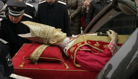 Zagreb.29.11.2025.- Uz molitvu održan je ispraćaj relikvija bl. Alojzija Stepinca iz Bogoslužnog prostora bl. Alojzija Stepinca na zagrebačkom Kaptolu. Foto HINA/Tomislav Pavlek/ tp