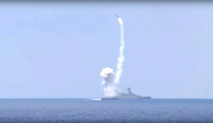 epa05499125 A handout still image taken from video footage made available on 19 August 2016 on the official website of the Russian Defence Ministry shows launch of Kalibr cruise missiles by a Russian warship from the eastern part of Mediterranean Sea against Jabhat al-Nusra facilities in Syria 19 August 2016. Russian 'Serpukhov' and 'Zelyony Dol' small-sized missile ships of the Russian Black Sea Fleet based in Sevastopol conducted three launches of Kalibr cruise missiles, all designated targets were hit, the Russian Defence Ministry reports. EPA/RUSSIAN DEFENCE MINISTRY PRESS SERVICE HANDOUT BEST QUALITY AVAILABLE HANDOUT EDITORIAL USE ONLY/NO SALES