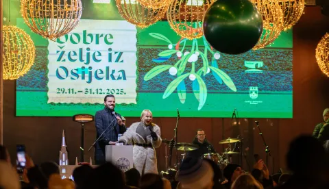 Osijek, 29. 11. 2025., Otvorenje Adventa u Osijeku, Trg Sv. Trojstva, TvrđaDanijela Martinović; Dragan Vulin; otvorenje; advent; koncert; blagdani