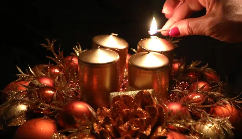 03.12.2023., Sibenik - Na prvu nedjelju dosasca u nasim domovima pali se na adventskom vijencu prva adventska svijeca, svijeca nade. Nazivaju je jos i postilica ili prorocanska u sjecanje na proroka Izaiju koji je prorokovao Kristovo rodjenje. Photo: Dusko Jaramaz/PIXSELL