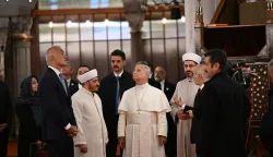 epa12556356 Pope Leo XIV (C) visits the Sultan Ahmed Mosque, commonly known as the Blue Mosque, in Istanbul, Turkey, 29 November 2025. Pope Leo XIV is on his first apostolic journey outside Italy since his election as pontiff, visiting Turkey and Lebanon from 27 November to 02 December. EPA/STRINGER
