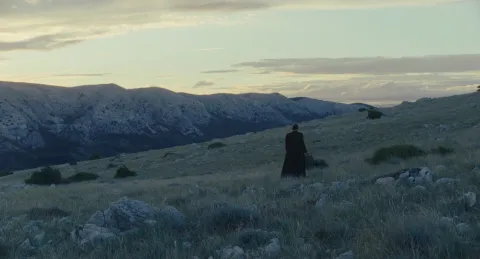 Alegorija o krivnji, strahu i slobodi žene u novoj sredini