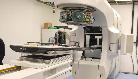 RIJEKA 30. 04.2025. RIJEKAKLINICKI BOLNICKI CENTAR RIJEKA BOLNICA RIJEKA KLINIKA ZA TUMORE POSJET MINISTRICA ZDRAVSTVA IRENA HRSTIC U PRATNJI RAVANTELJA KBC-A ALEN RUZIC NOVIH LINEARNI AKCELERATOR 3 KOMADA I CPC CENTRALNA PRIPREMA CITOSTATIKA...NA FOTO: LINEARNI AKCELRATOR U MONTAZI...SNIMIO SERGEJ DRECHSLER