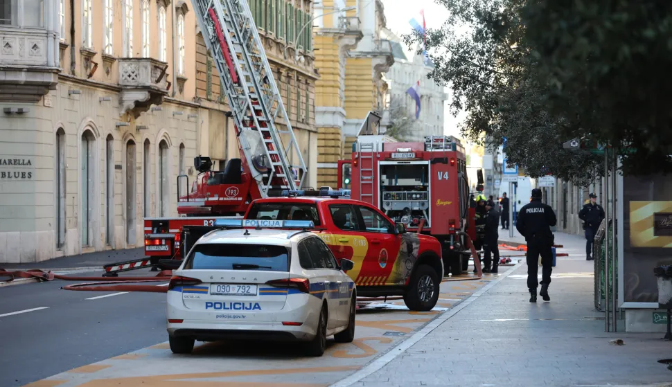 28.11.2025., Rijeka - Pozar nekoliko stanova na cetvrtom katu zgrade u Zanonovoj ulici u centru grada. Photo: Goran Kovacic/PIXSELL