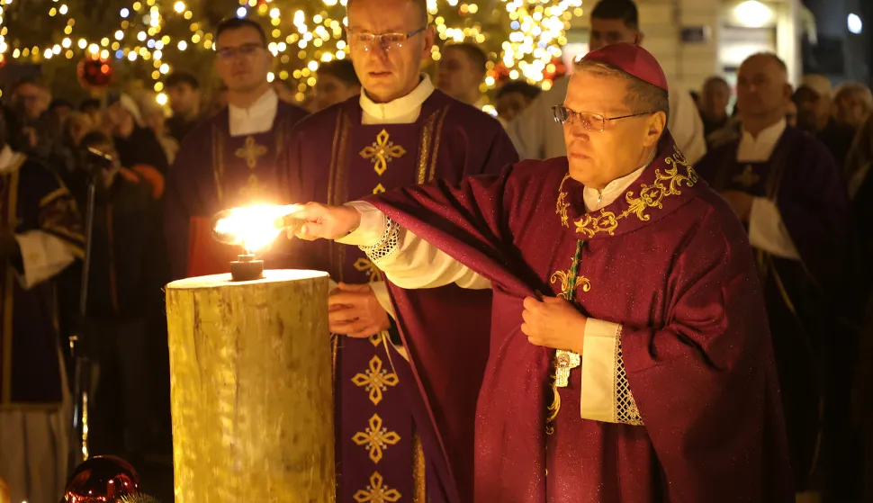 Osijek, 30. 11. 2025., Trg Ivana Pavla II, Konkatedrala, sveta misa, misa, do&scaron;a&scaron;će, paljenje prve adventske svijeće, adventska svijeća, Đuro HranićSNIMIO BRUNO JOBST