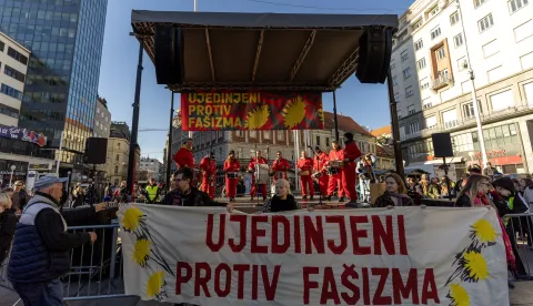 Zagreb, 30.11.2025 - Inicijativa "Ujedinjeni protiv fašizma" organizirala je u nedjelju u Zagrebu, Rijeci, Zadru i puli prosvjedne marševe s kojih je poručila da ne pristaje na zastrašivanja i podjele. Na slici prosvjed se nastavio na Trgu bana Jelačića.foto HINA/ ds