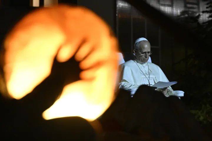 epa12563064 A handout picture provided by the Vatican Media shows Pope Leo XIV (R) during a meeting with young people in the Square in front of the Maronite Patriarchate of Antioch in Bkerke, Lebanon, 01 December 2025. Pope Leo XIV is on his first apostolic visit outside Italy since his election as pontiff. He visited Turkey from 27 November and continues his journey to Lebanon from 30 November until 02 December. EPA/VATICAN MEDIA HANDOUT HANDOUT EDITORIAL USE ONLY/NO SALES