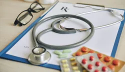 Stethoscope and medicine on prescription document on doctors tabledoktor ordinacija ilustracija freepik