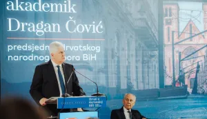Mostar, 21.11.2025. - Put naprijed prema EU integracijama zahtijeva preustroj zemlje kako bi sva tri naroda bila ravnopravna, izjavio je Dragan Čović, predsjednik HDZ-a BiH, tijekom obilježavanja 30. godišnjice potpisivanja Daytona i okončanja rata u Bosni i Hercegovini. foto HINA/ Zoran Krešić/ zk