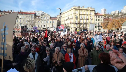 Rijeka,30.11.2025.- U organizaciji Inicijative Ujedinjeni protiv fa?izma odr?ali su prosvjedni mar? u Rijecina ruti Jadranski trg - Korzo - Spomenik oslobo?enja.