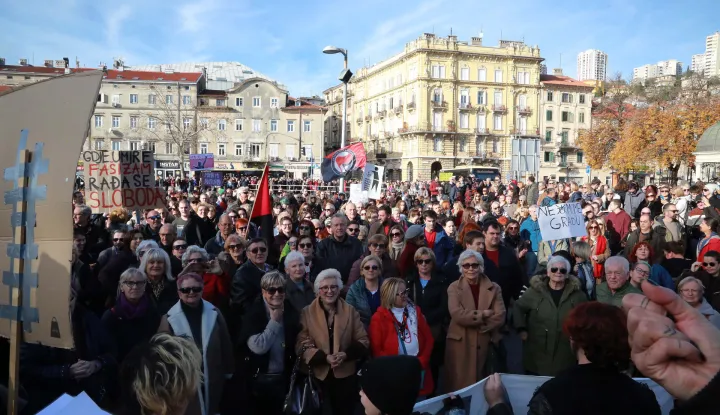 Rijeka,30.11.2025.- U organizaciji Inicijative Ujedinjeni protiv fa?izma odr?ali su prosvjedni mar? u Rijecina ruti Jadranski trg - Korzo - Spomenik oslobo?enja.