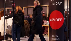 epa12555077 Shoppers on Oxford Street during Black Friday sales in London, Britain, 28 November 2025. Shoppers have flocked to London's high streets in their numbers seeking bargain sales during Black Friday. EPA/ANDY RAIN