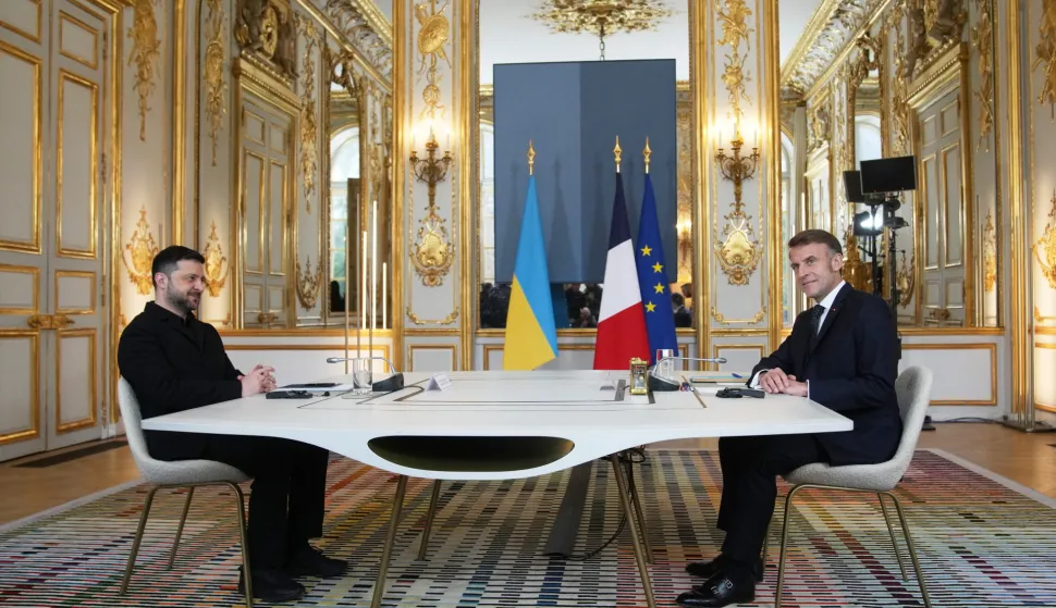 epa12561675 French President Emmanuel Macron (R) and Ukrainian President Volodymyr Zelensky (L) pose prior to a meeting at the Elysee Palace in Paris, France, 01 December 2025. EPA/CHRISTOPHE ENA/POOL MAXPPP OUT