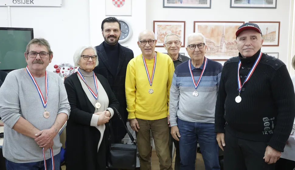 Osijek, 01. 12. 2025., Županijska 11, AUO, turnir umirovljenika, umirovljenici, Dragan Vulin uručuje medalje, belot; Nediljko Marinovć; Kata Pavić; Željko Cestar; Antun Sumrak; Josip SumrakSNIMIO BRUNO JOBST