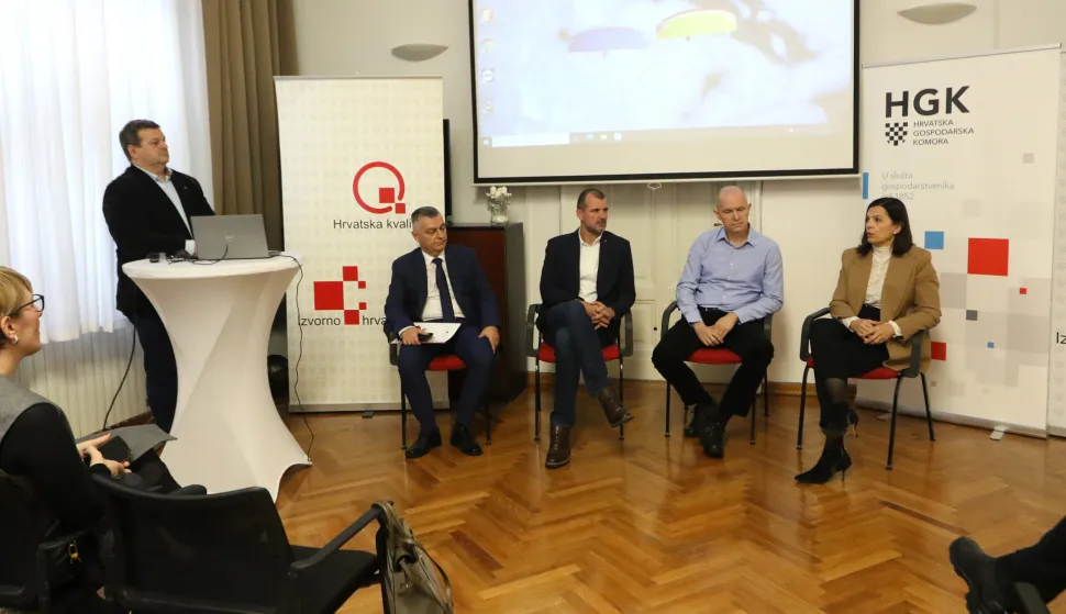 Osijek, 01. 12. 2025, Hrvatska gospodarska komora, županiska komora Osijek, HGK Osijek. Forum o fran&scaron;izama HGK. Aleksandra Erceg, Ivica Sabo, Boris Čagalj, Jurica Jukić i Anita Markota &Scaron;triga.snimio GOJKO MITIĆ 
