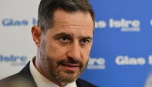 Poreč, 17.10.2025. - Ministar turizma i sporta Tonči Glavina pozdravio je u petak na konferenciji "Green Istria 2030. - nove investicije u istarski turizam" sve investicije u hrvatski turizam, te još jednom pozvao na odgovorno formiranje cijena, kako se Hrvatsku ne bi smatralo odredištem koje ne nudi dobar omjer cijene i kvalitete. Na fotografiji Tonči Glavina. foto HINA/ Daniel SPONZA/ tm