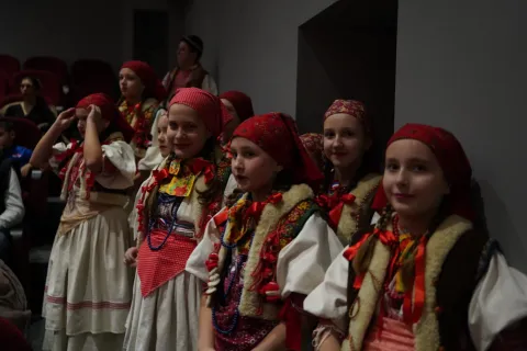 VINKOVCIU dvorani GK-a Joza Ivakić pred velikim brojem zaljubljenika u folklor i tradiciju održan je 24. Festivala folklora "Robert Bajtal", manifestacija u organizaciji vinkovačkog Folklornog ansambla "Lisinski", koji se već gotovo četvrt stoljeća bogatim programom prisjeća svog nekadašnjeg člana i voditelja FA "Lisinski", tragično preminulog na radnom mjestu, u eksploziji bombe u vinkovačkoj Pošti gdje je bio zaposlenik.STUDENI 2025.