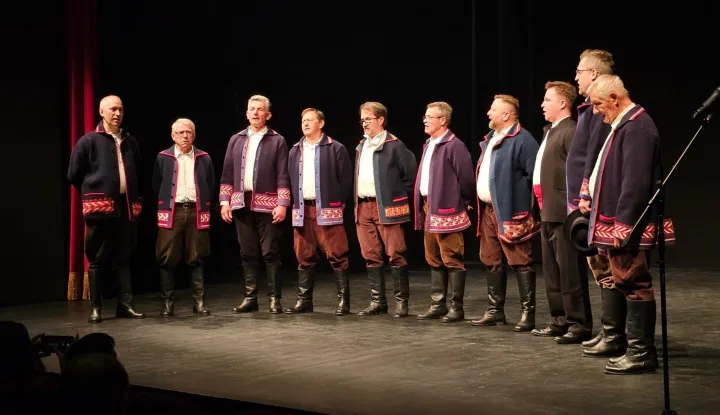 VINKOVCIU dvorani GK-a Joza Ivakić pred velikim brojem zaljubljenika u folklor i tradiciju održan je 24. Festivala folklora "Robert Bajtal", manifestacija u organizaciji vinkovačkog Folklornog ansambla "Lisinski", koji se već gotovo četvrt stoljeća bogatim programom prisjeća svog nekadašnjeg člana i voditelja FA "Lisinski", tragično preminulog na radnom mjestu, u eksploziji bombe u vinkovačkoj Pošti gdje je bio zaposlenik.STUDENI 2025.