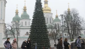 epa12562105 People walk past a Christmas tree near the Saint Sophia Cathedral in Kyiv, Ukraine, 01 December 2025, amid the ongoing Russian invasion. For the third year, Ukraine will celebrate Christmas on 25 December, according to the Gregorian calendar. The Ukrainian president signed a law in 2023 to move the official Christmas holiday to 25 December, departing from the Orthodox Church's tradition of celebrating Christmas on 07 January. EPA/SERGEY DOLZHENKO